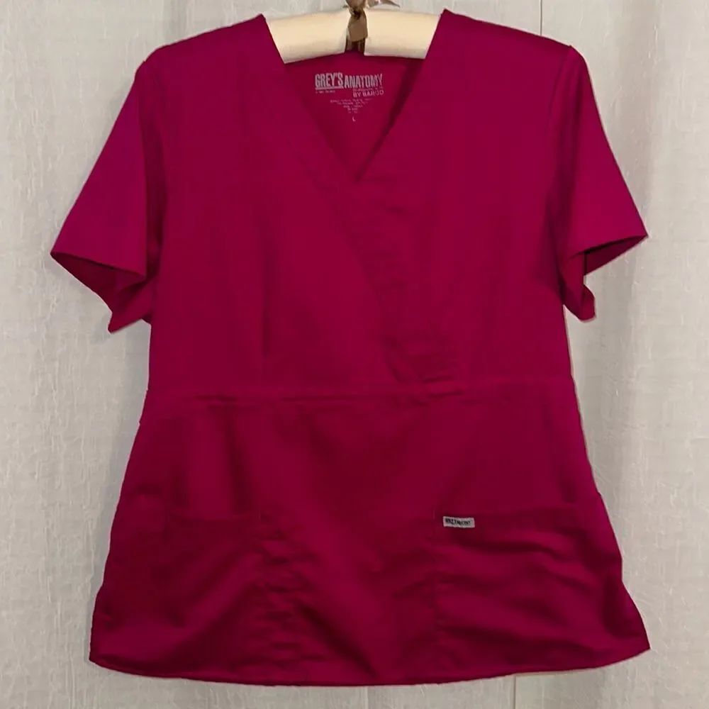 Grey’s Anatomy L V-Neck Short Sleeve Scrub Top in Cosmo Pink